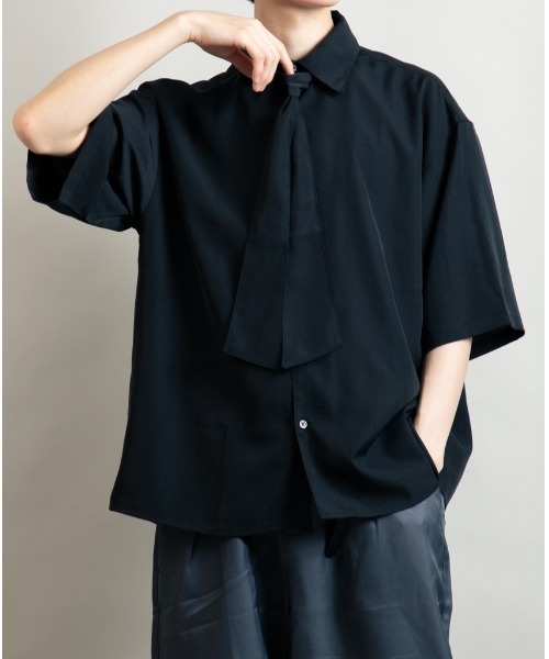En serio TOKYO(エンソリオトーキョー)の「ルーズシルエット トロミドレープ ボウタイシャツ(シャツ/ブラウス・メンズ・ホワイト系その他/ホワイト/ブラック・M/L)」の1枚目の写真