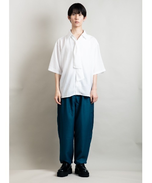 En serio TOKYO(エンソリオトーキョー)の「ルーズシルエット トロミドレープ ボウタイシャツ(シャツ/ブラウス・メンズ・ホワイト系その他/ホワイト/ブラック・M/L)」の4枚目の写真