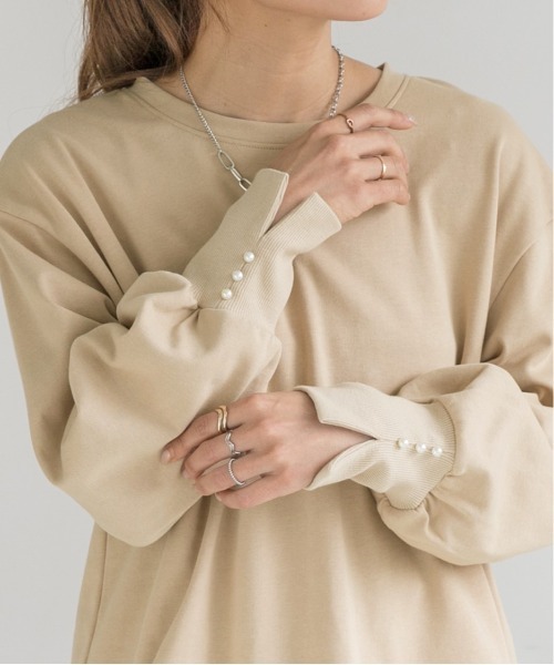 ad thie（アドティエ）の「パール付きスリット 裏毛ボリュームスリプルオーバー（Tシャツ/カットソー・レディース・オートミール/ブラック/ベージュ/ピンク/チャコール/アイボリー・FREE）」の3枚目の写真