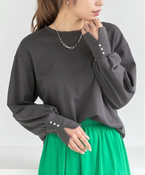 ad thie（アドティエ）の「パール付きスリット 裏毛ボリュームスリプルオーバー（Tシャツ/カットソー・レディース・オートミール/ブラック/ベージュ/ピンク/チャコール/アイボリー・FREE）」の2枚目の写真