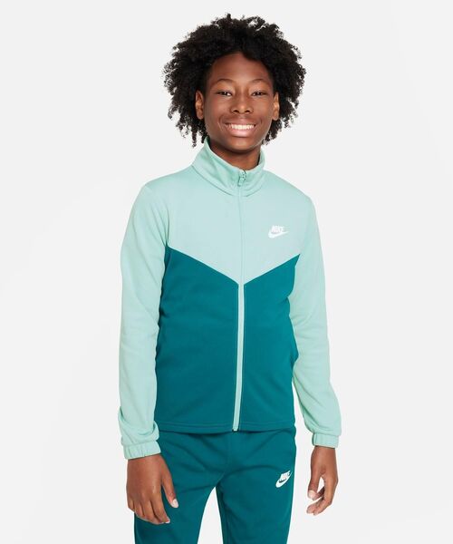 NIKE（ナイキ）の「ナイキ スポーツウェア ジュニアトラックスーツ / Nike Sportswear Big Kids' Tracksuit＜130-170cm 展開＞（セットアップ・キッズ・ロイヤルブルー/グリーン系その他2/レッド系その他2/ブラック/グリーン系その他3/グレー系その他/ライトブルー/グレイッシュブルー/ネイビー・150/160/170/130/140）」の18枚目の写真