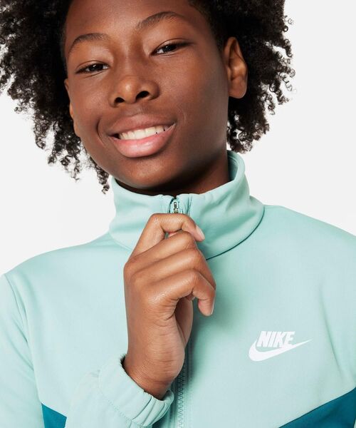 NIKE（ナイキ）の「ナイキ スポーツウェア ジュニアトラックスーツ / Nike Sportswear Big Kids' Tracksuit＜130-170cm 展開＞（セットアップ・キッズ・ロイヤルブルー/グリーン系その他2/レッド系その他2/ブラック/グリーン系その他3/グレー系その他/ライトブルー/グレイッシュブルー/ネイビー・150/160/170/130/140）」の19枚目の写真