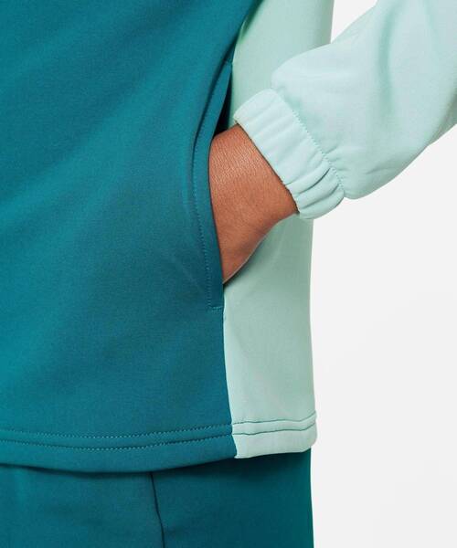 NIKE（ナイキ）の「ナイキ スポーツウェア ジュニアトラックスーツ / Nike Sportswear Big Kids' Tracksuit＜130-170cm 展開＞（セットアップ・キッズ・ロイヤルブルー/グリーン系その他2/レッド系その他2/ブラック/グリーン系その他3/グレー系その他/ライトブルー/グレイッシュブルー/ネイビー・150/160/170/130/140）」の20枚目の写真