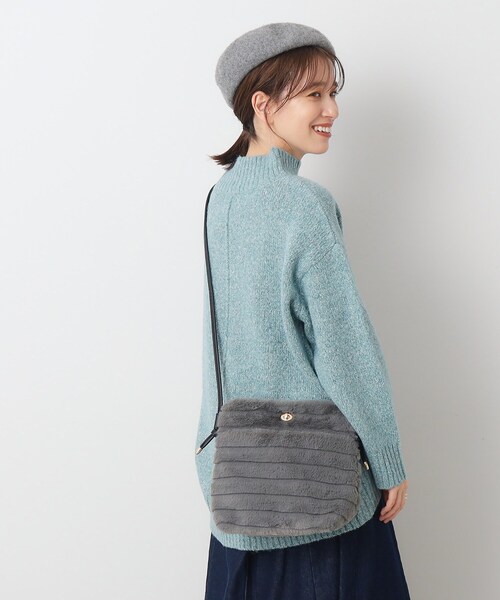 SHOO・LA・RUE(シューラルー)の「◆シーズンムード高まる フェイクファー ショルダーバッグ(ショルダーバッグ・レディース・ベージュ系2/ブラウン系1/アイボリー系2/ブラック系2/グレー系2・00)」の11枚目の写真