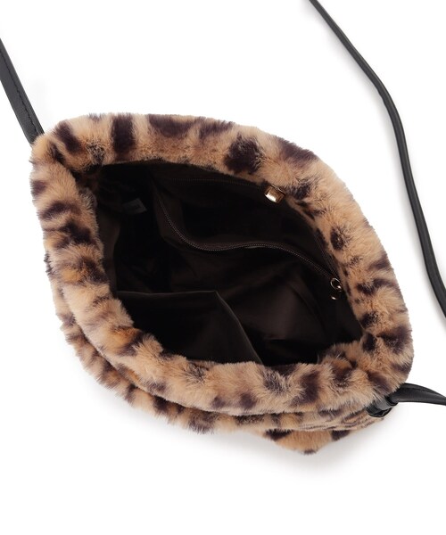 SHOO・LA・RUE(シューラルー)の「◆シーズンムード高まる フェイクファー ショルダーバッグ(ショルダーバッグ・レディース・ベージュ系2/ブラウン系1/アイボリー系2/ブラック系2/グレー系2・00)」の17枚目の写真