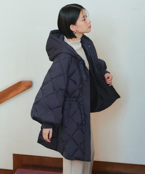 RUIRUE BOUTIQUE（ルイルエブティック）の「ファイバーライトサーモ・ボリュームスリーブキルティングコート ｜ レディース アウター 羽織 体型カバー 保温 暖かい 軽量 ミディ丈 ロング丈 ロングコート フード ライトサーモ ダウン風コート 中綿 ダウンジャケット キルティング ボリュームスリーブ（ダウンジャケット/コート・レディース・アイボリー/ブラック/ベージュ/ネイビー/チャコールグレー・M/3L/LL/L/S）」の11枚目の写真