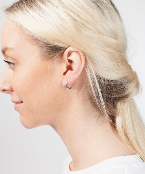 TOM WOOD(トムウッド)の「【TOMWOOD】Classic Hoop Small クラシックフープ スモール シルバー ピアス(ピアス(両耳用)・レディース・シルバー・FREE)」の8枚目の写真