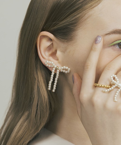 SMELLY（スメリー）の「パールリボンイヤリング（イヤリング・レディース・アイボリー・-）」の2枚目の写真