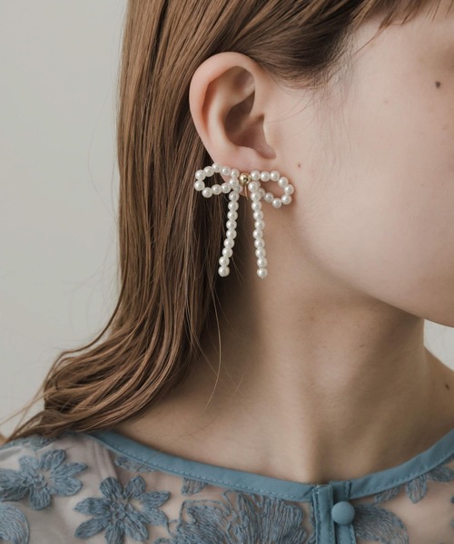 SMELLY（スメリー）の「パールリボンイヤリング（イヤリング・レディース・アイボリー・-）」の6枚目の写真