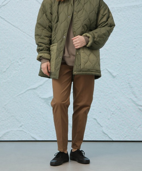 Apo(s)ture(アポスチャー)の「NORAH-002/サテンストレッチテーパードパンツ(その他パンツ・レディース・ベージュ/ネイビー/モカ/ブラック・XS/S/M/L/XL)」の2枚目の写真