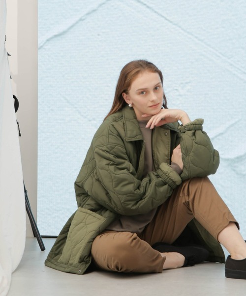 Apo(s)ture(アポスチャー)の「NORAH-002/サテンストレッチテーパードパンツ(その他パンツ・レディース・ベージュ/ネイビー/モカ/ブラック・XS/S/M/L/XL)」の5枚目の写真