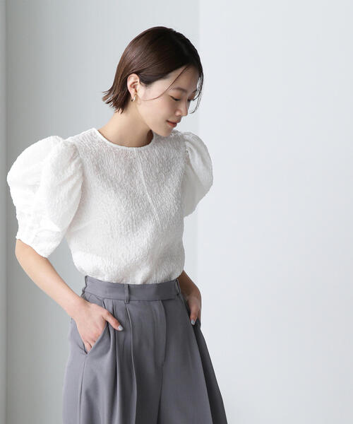 NATURAL BEAUTY BASIC（ナチュラルビューティーベーシック）の「◇ふくれジャガードボリュームスリーブブラウス（シャツ/ブラウス・レディース・ブラック/オフホワイト・SMALL/MEDIUM）」の6枚目の写真