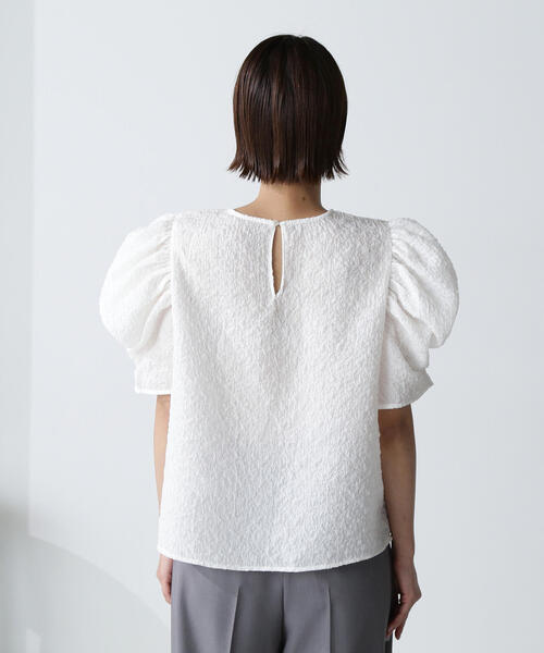 NATURAL BEAUTY BASIC（ナチュラルビューティーベーシック）の「◇ふくれジャガードボリュームスリーブブラウス（シャツ/ブラウス・レディース・ブラック/オフホワイト・SMALL/MEDIUM）」の13枚目の写真