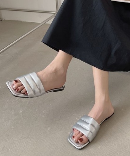 Vipoa（ヴィポア）の「バルキーベルトスクエアトゥサンダル（サンダル・レディース・シルバー/アイボリー/ブラック/ゴールド・SMALL/MEDIUM/LARGE）」の4枚目の写真