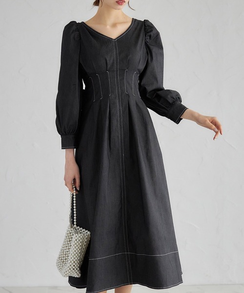 tocco closet(トッコ クローゼット)の「後ろビックリボン付きステッチ入りウエストタックデニムワンピース(ワンピース・レディース・インディゴブルー/ブラック・M)」の2枚目の写真