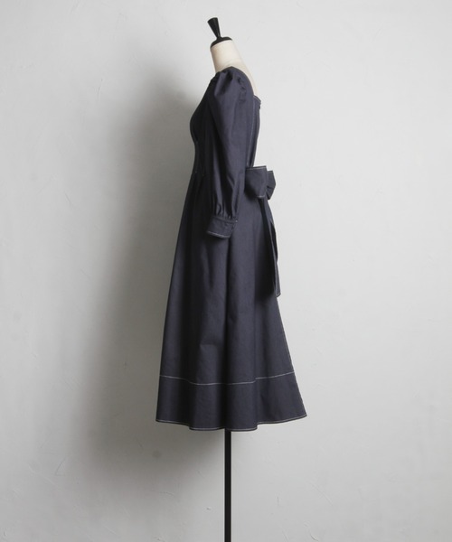 tocco closet(トッコ クローゼット)の「後ろビックリボン付きステッチ入りウエストタックデニムワンピース(ワンピース・レディース・インディゴブルー/ブラック・M)」の14枚目の写真