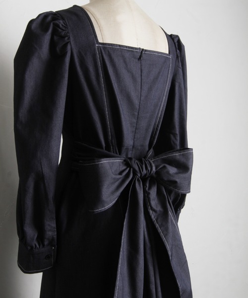 tocco closet(トッコ クローゼット)の「後ろビックリボン付きステッチ入りウエストタックデニムワンピース(ワンピース・レディース・インディゴブルー/ブラック・M)」の16枚目の写真