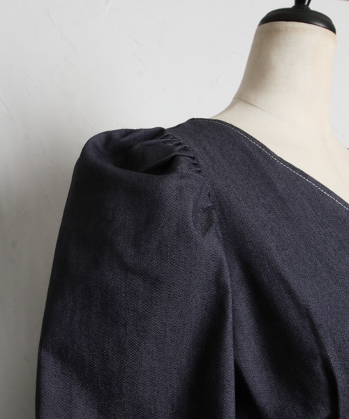 tocco closet(トッコ クローゼット)の「後ろビックリボン付きステッチ入りウエストタックデニムワンピース(ワンピース・レディース・インディゴブルー/ブラック・M)」の21枚目の写真