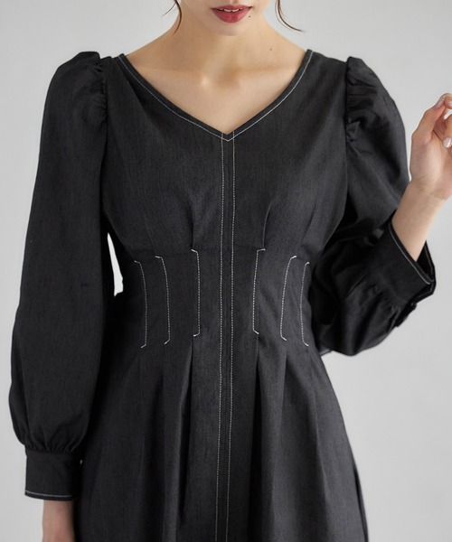 tocco closet(トッコ クローゼット)の「後ろビックリボン付きステッチ入りウエストタックデニムワンピース(ワンピース・レディース・インディゴブルー/ブラック・M)」の3枚目の写真
