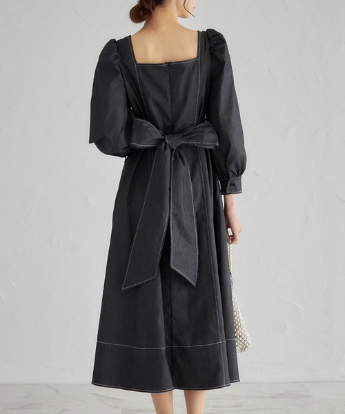 tocco closet(トッコ クローゼット)の「後ろビックリボン付きステッチ入りウエストタックデニムワンピース(ワンピース・レディース・インディゴブルー/ブラック・M)」の4枚目の写真