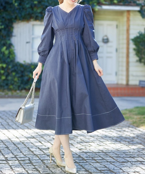 tocco closet(トッコ クローゼット)の「後ろビックリボン付きステッチ入りウエストタックデニムワンピース(ワンピース・レディース・インディゴブルー/ブラック・M)」の6枚目の写真
