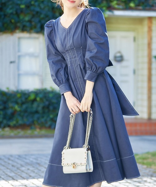tocco closet(トッコ クローゼット)の「後ろビックリボン付きステッチ入りウエストタックデニムワンピース(ワンピース・レディース・インディゴブルー/ブラック・M)」の7枚目の写真