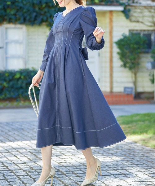 tocco closet(トッコ クローゼット)の「後ろビックリボン付きステッチ入りウエストタックデニムワンピース(ワンピース・レディース・インディゴブルー/ブラック・M)」の8枚目の写真