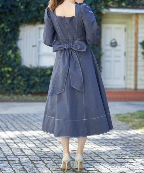tocco closet(トッコ クローゼット)の「後ろビックリボン付きステッチ入りウエストタックデニムワンピース(ワンピース・レディース・インディゴブルー/ブラック・M)」の10枚目の写真