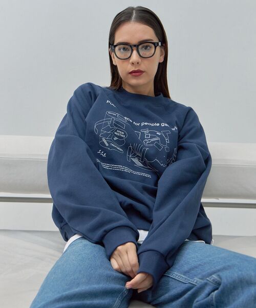 FFEIN（フェイン）の「【FFEIN(フェイン)】グラフィックラグランスウェット / スウェット クルーネック 裏起毛 オーバーサイズ（スウェット・メンズ・ネイビー/アッシュグレー/ブラック・MEDIUM/LARGE/SMALL）」の11枚目の写真