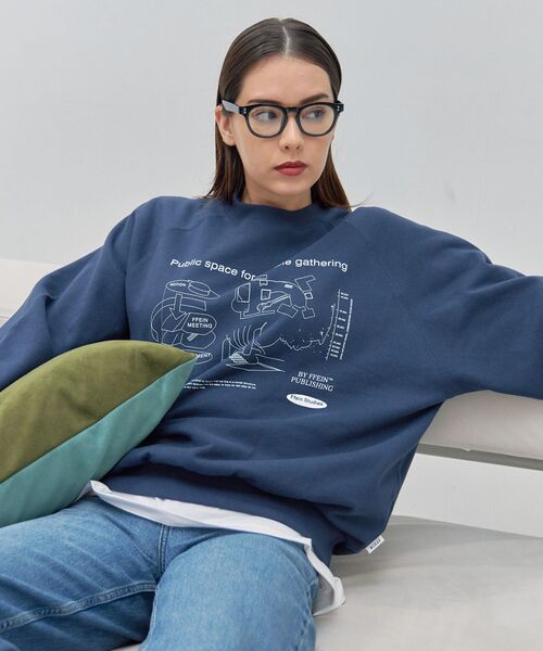 FFEIN（フェイン）の「【FFEIN(フェイン)】グラフィックラグランスウェット / スウェット クルーネック 裏起毛 オーバーサイズ（スウェット・メンズ・ネイビー/アッシュグレー/ブラック・MEDIUM/LARGE/SMALL）」の12枚目の写真