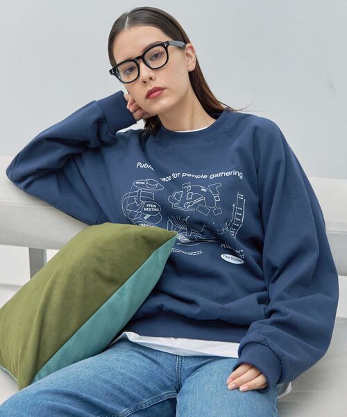FFEIN（フェイン）の「【FFEIN(フェイン)】グラフィックラグランスウェット / スウェット クルーネック 裏起毛 オーバーサイズ（スウェット・メンズ・ネイビー/アッシュグレー/ブラック・MEDIUM/LARGE/SMALL）」の13枚目の写真