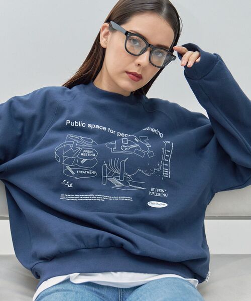 FFEIN（フェイン）の「【FFEIN(フェイン)】グラフィックラグランスウェット / スウェット クルーネック 裏起毛 オーバーサイズ（スウェット・メンズ・ネイビー/アッシュグレー/ブラック・MEDIUM/LARGE/SMALL）」の15枚目の写真