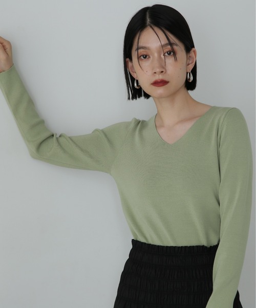 N.(N. Natural Beauty Basic)(エヌエヌナチュラルビューティーベーシック)の「◆◇総針Vネック長袖ニット(ニット/セーター・レディース・オフホワイト/ブラック/ライトグリーン/ライラック・MEDIUM)」の4枚目の写真