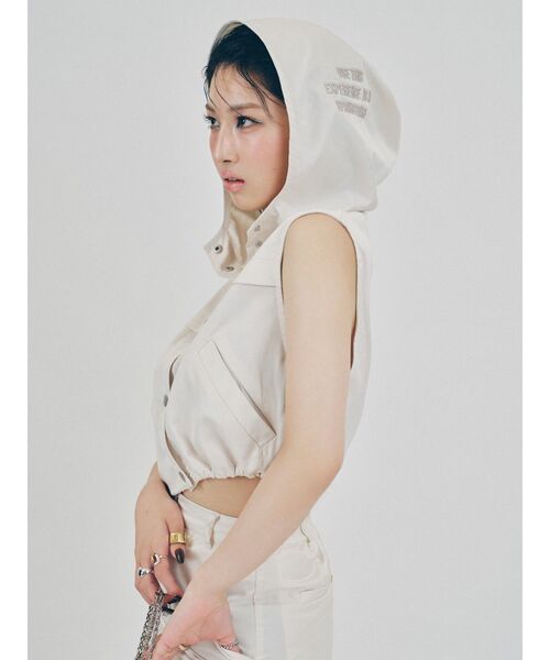 EVRIS（エヴリス）の「フードドロストショートベスト【セットアップ着用可能】（ベスト・レディース・グレー/アイボリー・FREE）」の2枚目の写真