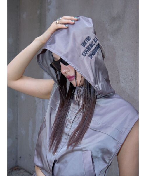 EVRIS（エヴリス）の「フードドロストショートベスト【セットアップ着用可能】（ベスト・レディース・グレー/アイボリー・FREE）」の10枚目の写真