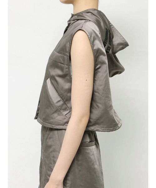 EVRIS（エヴリス）の「フードドロストショートベスト【セットアップ着用可能】（ベスト・レディース・グレー/アイボリー・FREE）」の16枚目の写真