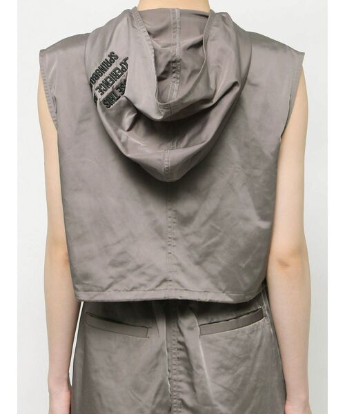 EVRIS（エヴリス）の「フードドロストショートベスト【セットアップ着用可能】（ベスト・レディース・グレー/アイボリー・FREE）」の17枚目の写真