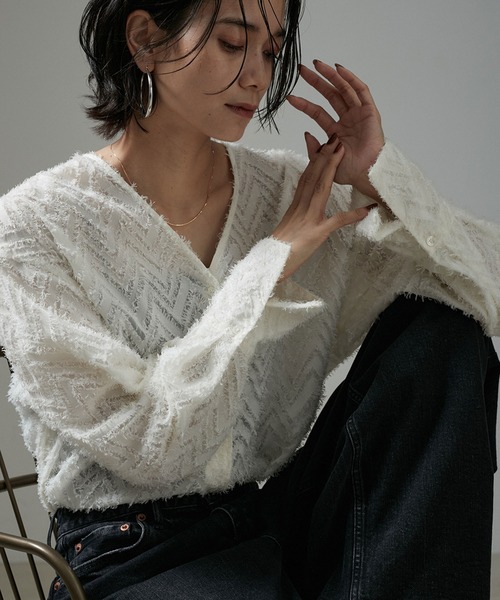 SALON adam et rope'(サロン アダム エ ロペ)の「モンターニュジャガードVネックシャツ/ブラウス(シャツ/ブラウス・レディース・ブラック/オフホワイト・FREE)」の2枚目の写真