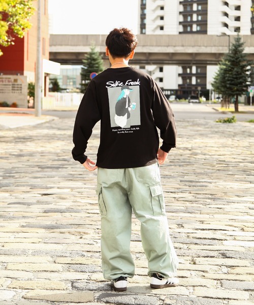 セール】【Selfie freak】 イラスト バックプリント セルフィーガール