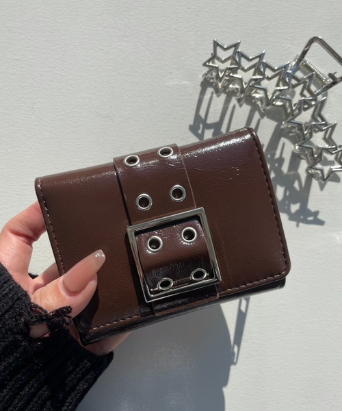 WEGO（ウィゴー）の「WEGO/ハトメベルトフラップウォレット（財布・レディース・ワイン/ブラック/ブラウン/シルバー・FREE）」の2枚目の写真