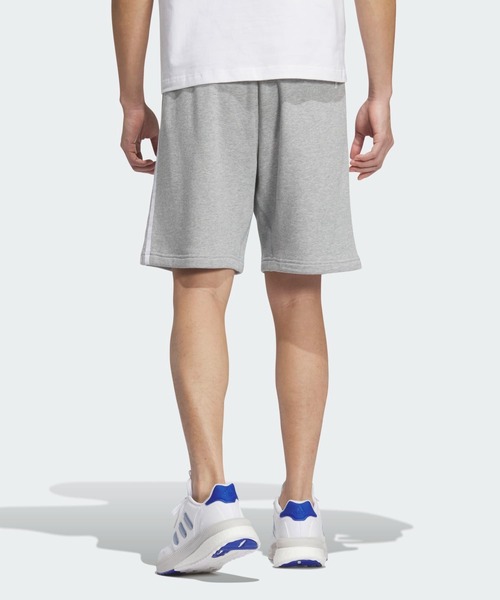 adidas（アディダス）の「エッセンシャルズ プラス レギュラーフィット スリーストライプス フレンチテリーショーツ / アディダス adidas ハーフパンツ（その他パンツ・メンズ・グレー/ブラック・SMALL/X-SMALL/XX-LARGE/3XL/LARGE/MEDIUM/X-LARGE）」の5枚目の写真