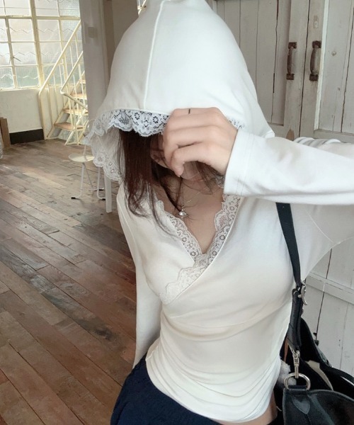 LADY LIKE(レディライク)の「レース付きカシュクールもちもちフーディ(Tシャツ/カットソー・レディース・ホワイト/ブラック/グレー・M)」の1枚目の写真