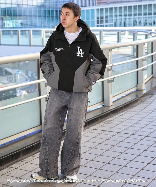 MONO-MART（モノマート）の「MLB/メジャーリーグベースボール 別注 ワッペン刺繍 オーバーサイズドロストナイロンフードトラックブルゾン（ブルゾン・レディース・ブラック/アイボリー/ダークブラウン・M/L）」の19枚目の写真