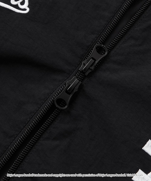 MONO-MART（モノマート）の「MLB/メジャーリーグベースボール 別注 ワッペン刺繍 オーバーサイズドロストナイロンフードトラックブルゾン（ブルゾン・レディース・ブラック/アイボリー/ダークブラウン・M/L）」の11枚目の写真