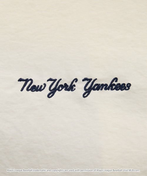 MONO-MART（モノマート）の「MLB/メジャーリーグベースボール 別注 ワッペン刺繍 オーバーサイズドロストナイロンフードトラックブルゾン（ブルゾン・レディース・ブラック/アイボリー/ダークブラウン・M/L）」の6枚目の写真