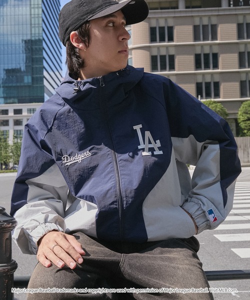 MLB（メジャーリーグベースボール）の「MLB/メジャーリーグベースボール 別注 ワッペン刺繍 オーバーサイズドロストナイロンフードトラックブルゾン（ブルゾン・レディース・ブラック/アイボリー/ダークブラウン/ネイビー・M/L）」の7枚目の写真