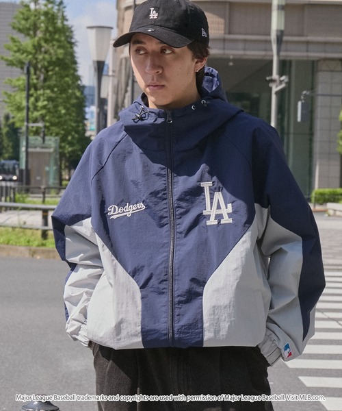 MLB（メジャーリーグベースボール）の「MLB/メジャーリーグベースボール 別注 ワッペン刺繍 オーバーサイズドロストナイロンフードトラックブルゾン（ブルゾン・レディース・ブラック/アイボリー/ダークブラウン/ネイビー・M/L）」の9枚目の写真