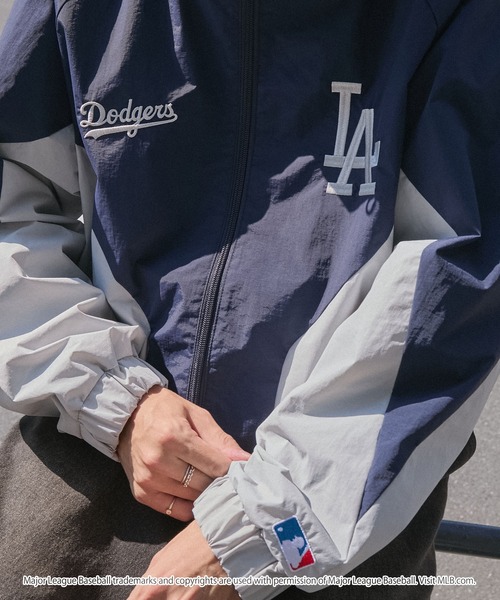 MLB（メジャーリーグベースボール）の「MLB/メジャーリーグベースボール 別注 ワッペン刺繍 オーバーサイズドロストナイロンフードトラックブルゾン（ブルゾン・レディース・ブラック/アイボリー/ダークブラウン/ネイビー・M/L）」の11枚目の写真