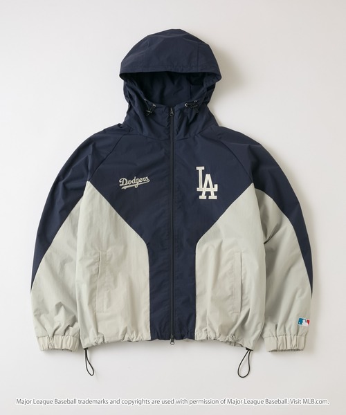 MLB（メジャーリーグベースボール）の「MLB/メジャーリーグベースボール 別注 ワッペン刺繍 オーバーサイズドロストナイロンフードトラックブルゾン（ブルゾン・レディース・ブラック/アイボリー/ダークブラウン/ネイビー・M/L）」の13枚目の写真
