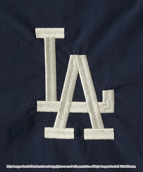 MLB（メジャーリーグベースボール）の「MLB/メジャーリーグベースボール 別注 ワッペン刺繍 オーバーサイズドロストナイロンフードトラックブルゾン（ブルゾン・レディース・ブラック/アイボリー/ダークブラウン/ネイビー・M/L）」の16枚目の写真
